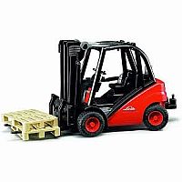 BRUDER FORKLIFT W PALLET